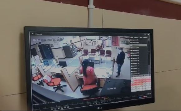 ਮੋਹਾਲੀ ਪੰਜਾਬ ਨੈਸ਼ਨਲ ਬੈਂਕ 'ਚ ਗੰਨ ਪੁਆਇੰਟ ਤੇ ਲੁੱਟ, CCTV ਆਈ ਸਾਹਮਣੇ