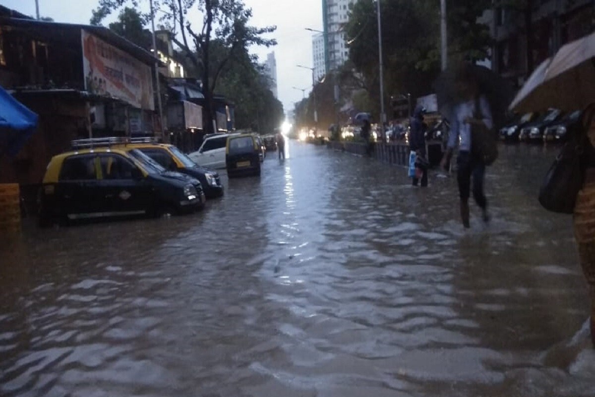 Mumbai Rains: ਸੜਕਾਂ 'ਤੇ ਸੈਲਾਬ, ਘਰਾਂ ਵਿਚ ਵੜਿਆ ਪਾਣੀ - ਤਸਵੀਰਾਂ 'ਚ ਹਾਲਾਤ