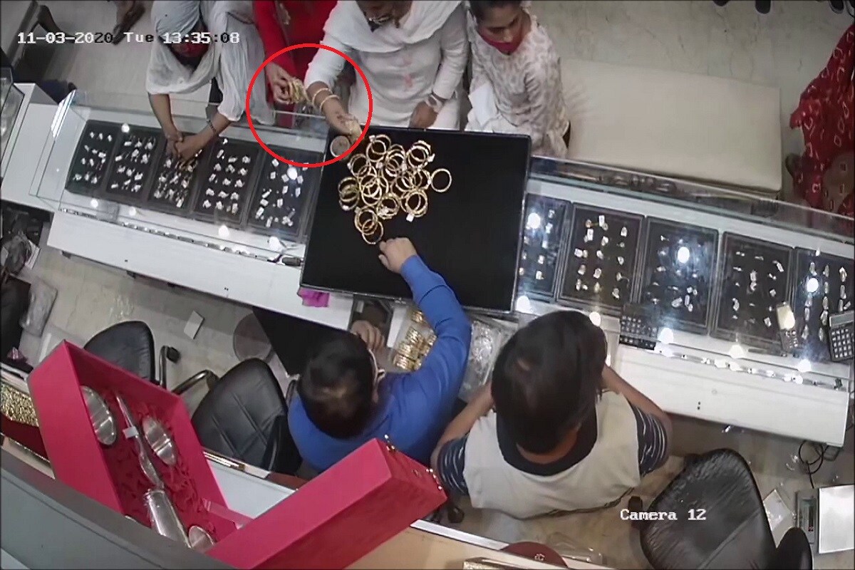 PHOTOS: ਔਰਤਾਂ ਨੇ ਚੋਰੀ ਕੀਤੀਆਂ ਸੋਨੇ ਦੀਆਂ ਚੂੜੀਆਂ, ਘਟਨਾ CCTV 'ਚ ਕੈਦ