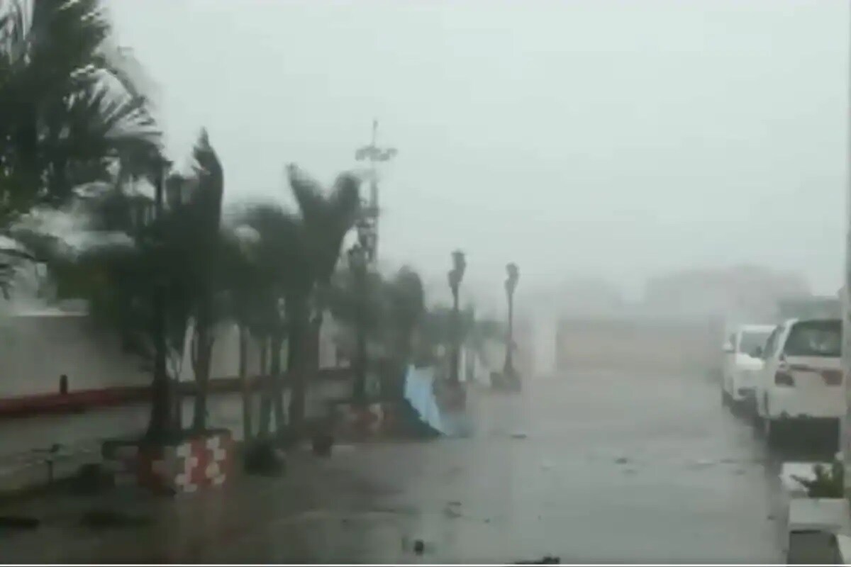 Yaas Cyclone: ਯਾਸ ਚੱਕਰਵਾਤ ਮਚਾਉਣ ਲੱਗਾ ਤਬਾਹੀ, ਇਨ੍ਹਾਂ 10 Video 'ਚ ਦੇਖੋ ਤੂਫ਼ਾਨ ਦਾ ਕੋਹਰਾਮ