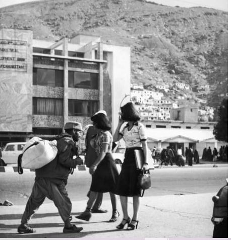  1972 ਦੇ ਕਾਬੁਲ ਸ਼ਹਿਰ ਵਿੱਚ ਸੜਕ 'ਤੇ ਮਿੰਨੀ-ਸਕਰਟਾਂ ਪਹਿਨ ਕੇ ਨਿਡਰ ਹੋ ਕੇ ਘੁੰਮਦੀਆਂ ਮੁਟਿਆਰਾਂ। (IMAGE CREDIT : Laurence BRUN/RAPHO)