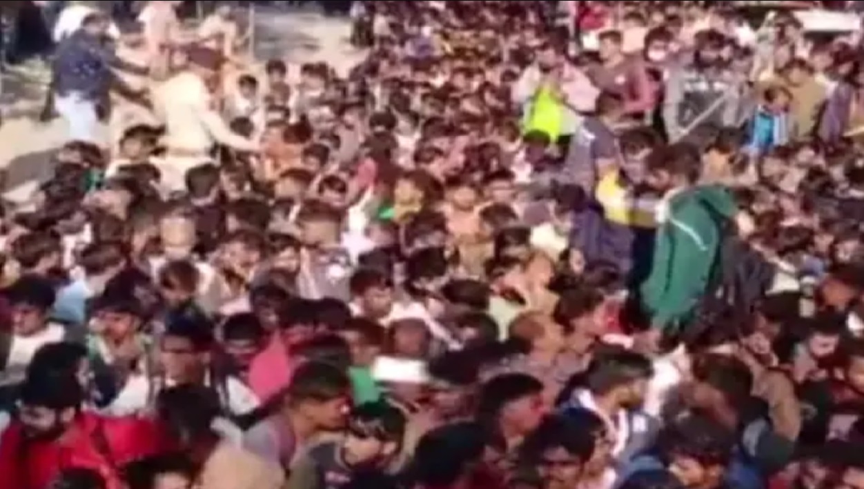 Viral Video: 600 ਅਸਾਮੀਆਂ ਲਈ ਪਹੁੰਚ ਗਏ ਸੈਂਕੜੇ ਬੇਰੁਜ਼ਗਾਰ ਨੌਜਵਾਨ, ਪੁਲਿਸ ਨੇ.