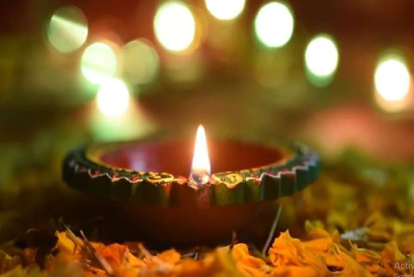 Diwali 2021: ਦੀਵਾਲੀ 'ਤੇ 13 ਦੀਵੇ ਜਗਾਉਣ ਦਾ ਰਿਵਾਜ ਹੈ। ਦੀਵੇ ਦੀ ਲਾਟ ਪੂਰਬ ਵੱਲ ਰੱਖੋ। ਇਸ ਨਾਲ ਉਮਰ ਵਿੱਚ ਵਾਧਾ ਹੁੰਦਾ ਹੈ। ਸੂਰਜ ਡੁੱਬਣ ਤੋਂ ਪਹਿਲਾਂ ਦੀਵੇ ਜਗਾਓ।