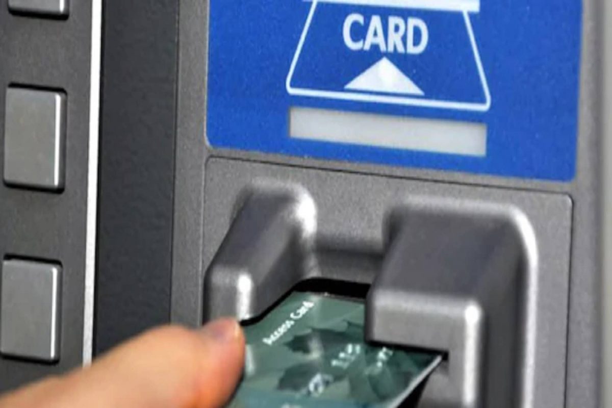 ਕਿਵੇਂ ਬਾਹਰ ਕੱਢਣਾ ਹੈ ATM Machine `ਚ ਫਸਿਆ ਕਾਰਡ, ਪੜ੍ਹੋ ਇਸ ਖ਼ਬਰ `ਚ
