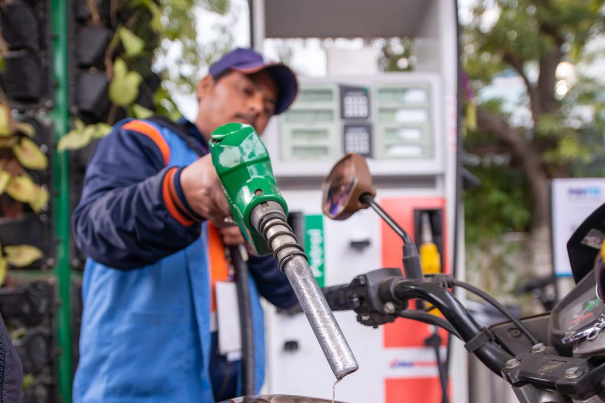 Petrol-Diesel Price Today: ਸਰਕਾਰੀ ਤੇਲ ਕੰਪਨੀਆਂ ਨੇ ਪੈਟਰੋਲ-ਡੀਜ਼ਲ (Petrol-Diesel) ਦੇ ਨਵੇਂ ਰੇਟ (Petrol-Diesel Price Today) ਜਾਰੀ ਕਰ ਦਿੱਤੀ ਹੈ। ਨਵੀਂ ਦਰ ਮੁਤਾਬਕ ਵੀਰਵਾਰ ਕੌਮੀ ਰਾਜਧਾਨੀ ਦਿੱਲੀ 'ਚ ਪੈਟਰੋਲ ਦੀ ਕੀਮਤ 95.41 ਰੁਪਏ ਪ੍ਰਤੀ ਲੀਟਰ ਹੈ, ਜਦਕਿ ਡੀਜ਼ਲ 86.67 ਰੁਪਏ ਪ੍ਰਤੀ ਲੀਟਰ ਵਿਕ ਰਿਹਾ ਹੈ। ਅੱਜ ਵੀ ਦੇਸ਼ ਦੇ ਸਾਰੇ ਸ਼ਹਿਰਾਂ ਵਿੱਚ ਪੈਟਰੋਲ ਅਤੇ ਡੀਜ਼ਲ ਦੀਆਂ ਕੀਮਤਾਂ ਸਥਿਰ ਹਨ।