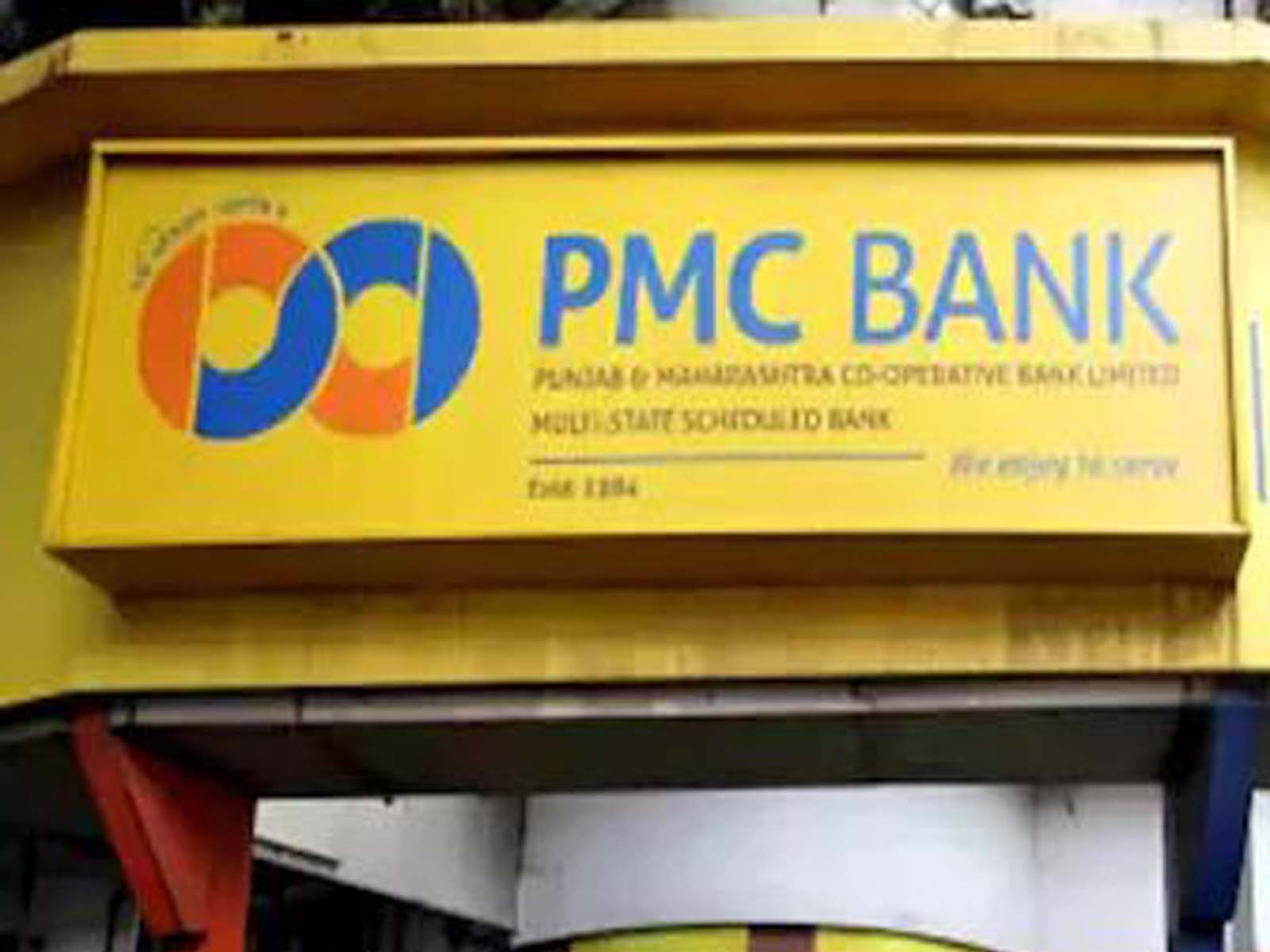 Banking News: ਨਵੇਂ ਸਾਲ 'ਚ ਵੀ ਪੰਜਾਬ ਐਂਡ ਮਹਾਰਾਸ਼ਟਰ ਕੋ-ਆਪਰੇਟਿਵ ਬੈਂਕ (PMC) ਦੇ ਗਾਹਕਾਂ ਦੀਆਂ ਮੁਸ਼ਕਿਲਾਂ ਘੱਟ ਹੁੰਦੀਆਂ ਨਜ਼ਰ ਨਹੀਂ ਆ ਰਹੀਆਂ। RBI ਨੇ PMC ਬੈਂਕ 'ਤੇ ਲਗਾਈਆਂ ਪਾਬੰਦੀਆਂ ਨੂੰ ਅਗਲੇ ਤਿੰਨ ਮਹੀਨਿਆਂ ਲਈ ਵਧਾ ਦਿੱਤਾ ਹੈ। ਆਰਬੀਆਈ ਵੱਲੋਂ ਪੀਐਮਸੀ ਬੈਂਕ (PMC Bank) 'ਤੇ ਲਗਾਈਆਂ ਗਈਆਂ ਪਾਬੰਦੀਆਂ ਮਾਰਚ ਦੇ ਅੰਤ ਤੱਕ ਲਾਗੂ ਰਹਿਣਗੀਆਂ।