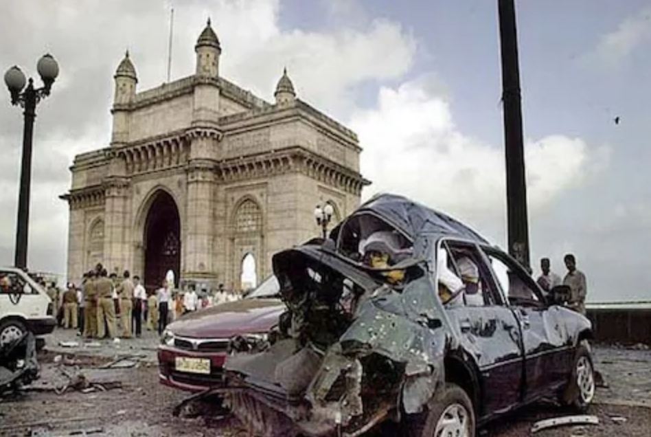 Terroris: ਗੁਜਰਾਤ (Gujarat News) ਦੇ ਅੱਤਵਾਦ ਵਿਰੋਧੀ (Anti Terrorist Team) ਦਸਤੇ ਨੇ ਅਹਿਮਦਾਬਾਦ ਤੋਂ ਦਾਊਦ ਇਬਰਾਹਿਮ (Daud Ibrahim) ਦੇ ਕਰੀਬੀ ਅਤੇ 1993 ਦੇ ਮੁੰਬਈ ਧਮਾਕਿਆਂ (1993 Mumbai blasts) ਦੇ ਲੋੜੀਂਦੇ 4 ਦੋਸ਼ੀਆਂ ਨੂੰ ਗ੍ਰਿਫਤਾਰ ਕੀਤਾ ਹੈ। ਮੁੰਬਈ ਧਮਾਕਿਆਂ ਤੋਂ ਬਾਅਦ ਇਹ ਸਾਰੇ ਕਥਿਤ ਦੋਸ਼ੀ ਵਿਦੇਸ਼ ਭੱਜਣ 'ਚ ਕਾਮਯਾਬ ਹੋ ਗਏ ਸਨ ਅਤੇ ਫਰਜ਼ੀ ਪਾਸਪੋਰਟ 'ਤੇ ਅਹਿਮਦਾਬਾਦ ਆਏ ਸਨ।