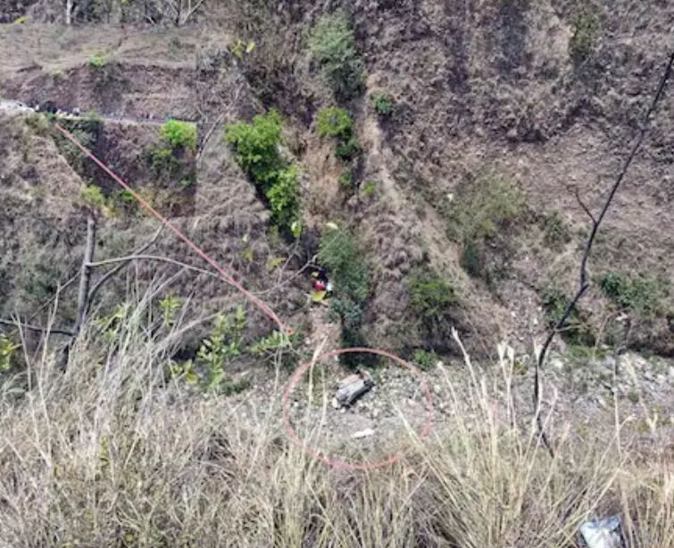 Accident: 100 ਮੀਟਰ ਡੂੰਘੀ ਖੱਡ 'ਚ ਡਿੱਗੀ ਕਾਰ, ਪਤੀ-ਪਤਨੀ ਦੀ ਮੌਕੇ 'ਤੇ ਮੌਤ