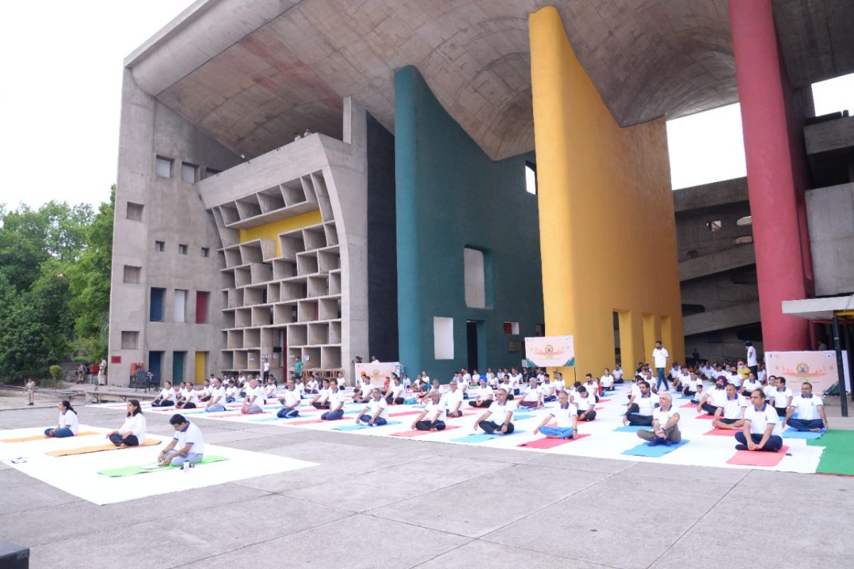 Yoga Day: ਪੰਜਾਬ-ਹਰਿਆਣਾ ਹਾਈਕੋਰਟ ਵਿਖੇ ਅੰਤਰਰਾਸ਼ਟਰੀ ਯੋਗ ਦਿਵਸ ਮਨਾਇਆ
