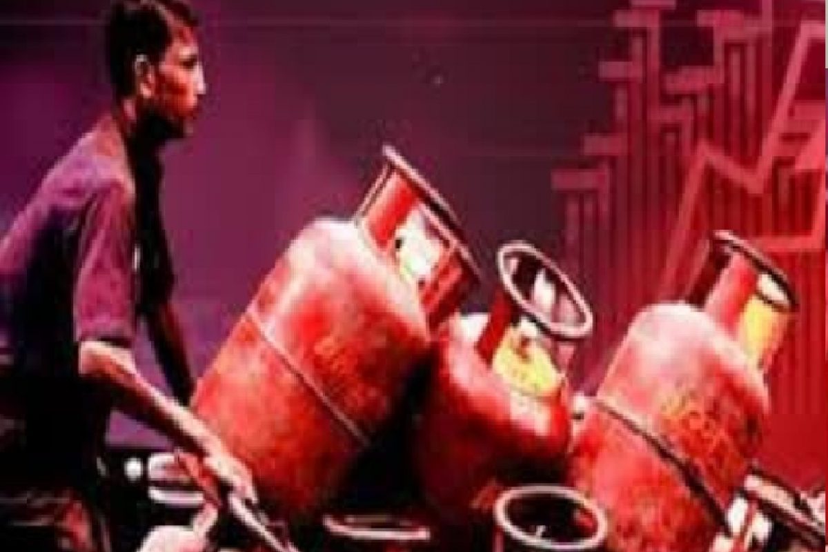 LPG Cylinder Price Hike: ਨਵੇਂ ਸਾਲ 'ਤੇ ਗਾਹਕਾਂ ਨੂੰ ਝਟਕਾ, LPG 25 ਰੁਪਏ ਮਹਿੰਗਾ