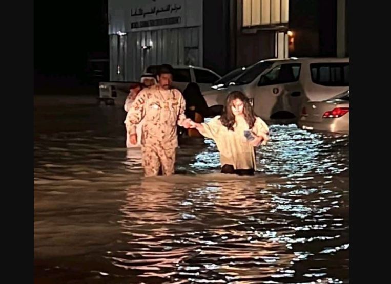 Flood in UAE: ਯੂਏਈ 'ਚ ਭਾਰੀ ਮੀਂਹ ਅਤੇ ਅਚਨਚੇਤੀ ਹੜ੍ਹ ਕਾਰਨ ਐਮਰਜੈਂਸੀ ਵਰਗੇ ਹਾਲਾਤ