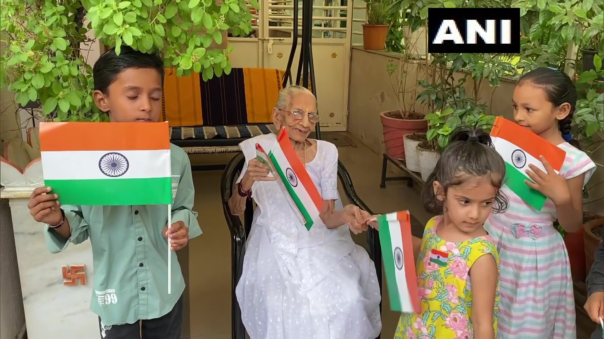  गांधीनगर. 'हर घर तिरंगा अभियान' के तहत प्रधानमंत्री नरेंद्र मोदी की मां हीराबेन मोदी ने शनिवार को बच्चों को राष्ट्रीय ध्वज बांटे और तिरंगा फहराया.