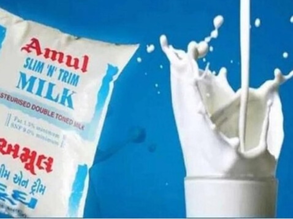 Milk Price Hike : ਕੱਲ੍ਹ ਤੋਂ 2 ਰੁਪਏ ਮਹਿੰਗਾ ਹੋ ਜਾਵੇਗਾ ਅਮੂਲ ਤੇ ਮਦਰ ਡੇਅਰੀ ਦਾ ਦੁੱਧ, ਹਰ ਪੈਕੇਟ ਦੀ ਕੀਮਤ ਚਾਰ ਫੀਸਦੀ ਵਧੇਗੀ