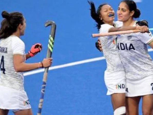 CWG 2022: ਭਾਰਤੀ ਮਹਿਲਾ ਹਾਕੀ ਟੀਮ (IND v NZ Hockey) ਨੇ ਬਰਮਿੰਘਮ ਰਾਸ਼ਟਰਮੰਡਲ ਖੇਡਾਂ 2022 (Commonwealth Games 2022) ਵਿੱਚ ਕਾਂਸੀ ਦਾ ਤਗਮਾ ਜਿੱਤ (indian women hocky team win Bronze after 16 year in CWG 2022) ਕੇ ਇਤਿਹਾਸ ਰਚ ਦਿੱਤਾ ਹੈ। ਭਾਰਤ ਨੇ ਕਾਂਸੀ ਦੇ ਤਗਮੇ ਦੇ ਮੁਕਾਬਲੇ ਵਿੱਚ ਮੌਜੂਦਾ ਚੈਂਪੀਅਨ ਨਿਊਜ਼ੀਲੈਂਡ ਨੂੰ ਸ਼ੂਟਆਊਟ ਵਿੱਚ 2-1 ਨਾਲ ਹਰਾਇਆ।