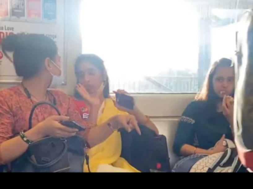 Video: 'ਗੋਦੀ 'ਚ ਬੈਠੇਂਗੀ...ਦਿੱਲੀ ਮੈਟਰੋ 'ਚ ਸੀਟ ਨੂੰ ਲੈ ਕੇ 2 ਔਰਤਾਂ 'ਚ ਭਿੜੀਆਂ