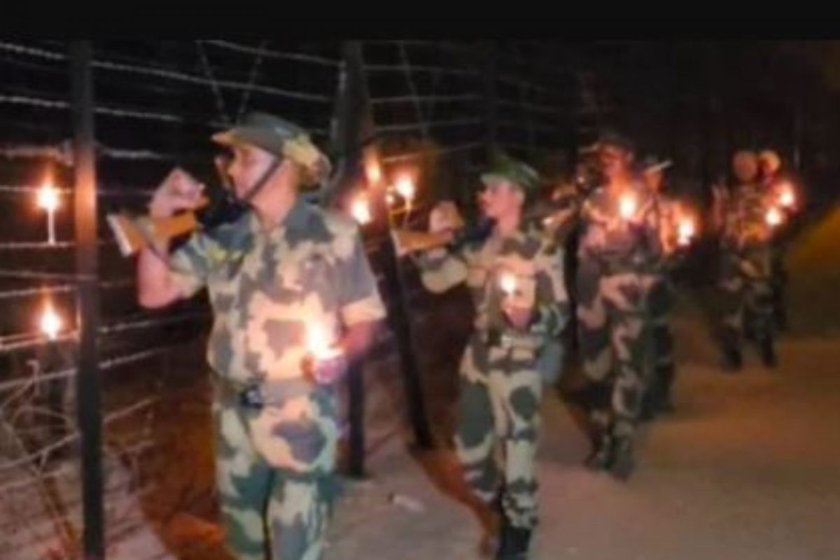 Diwali 2022: ਭਾਰਤ-ਪਾਕਿ ਸਰਹੱਦ 'ਤੇ BSF ਦੀ ਬਹਾਦਰ ਧੀਆਂ ਨੇ ਚੌਕੀਆਂ ਉਤੇ ਦੀਵੇ ਜਗਾਏ