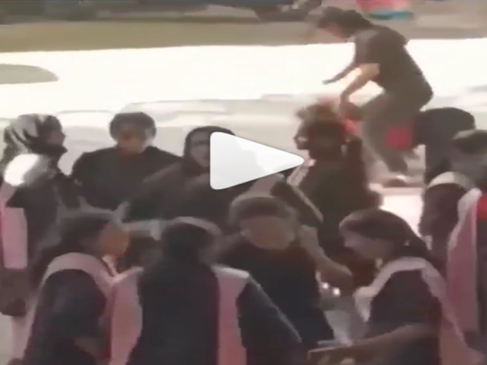 Viral Dance Video On Social Media: ਸਕੂਲ ਦੇ ਫੰਕਸ਼ਨ 'ਚ ਕੁੜੀਆਂ ਨੇ ਹੱਦ ਕੀਤੀ ਪਾਰ, ਅਧਿਆਪਕ ਵੀ ਰਹਿ ਗਏ ਹੈਰਾਨ