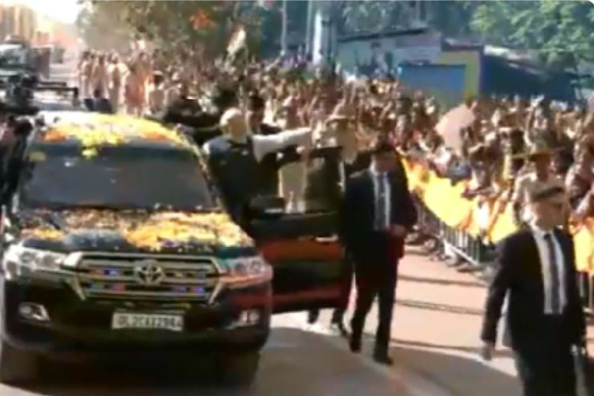 PM ਮੋਦੀ ਦੀ ਸੁਰੱਖਿਆ 'ਚ ਕੁਤਾਹੀ, ਹੁਬਲੀ 'ਚ ਨੌਜਵਾਨ ਘੇਰਾ ਤੋੜ ਕੇ ਮਾਲਾ ਪਾਉਣ ਪੁੱਜਿਆ